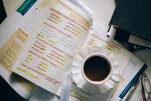 Explorando valiosos recursos para traductores: Haciendo uso de la precisión lingüística